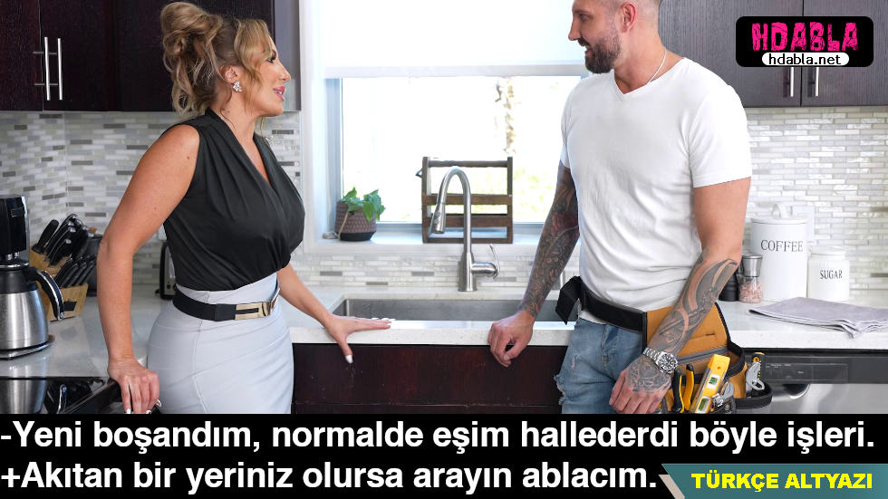 Tesisatçı herif evine gittiği kadının dul olduğunu öğrenince iş atıyor Tesisatçı herif evine gittiği kadının dul olduğunu öğrenince iş atıyor